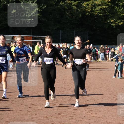 27.09.2026 - 35. Volkslauf durch das schöne Alstertal Strokosch-Dieckow http://msf.ph/oto/10584478 27.09.2026 11:36:06 Ziel 3087, 3224, 3225, 3986, 3987 meine-sportfotos.de