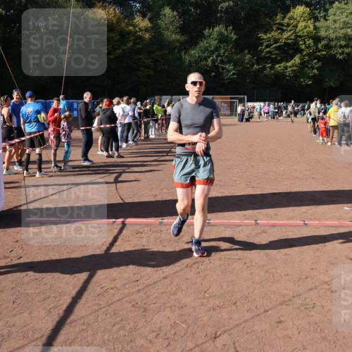 27.09.2026 - 35. Volkslauf durch das schöne Alstertal Strokosch-Dieckow http://msf.ph/oto/10584490 27.09.2026 11:51:38 Ziel 1499, 1500, 1507 meine-sportfotos.de