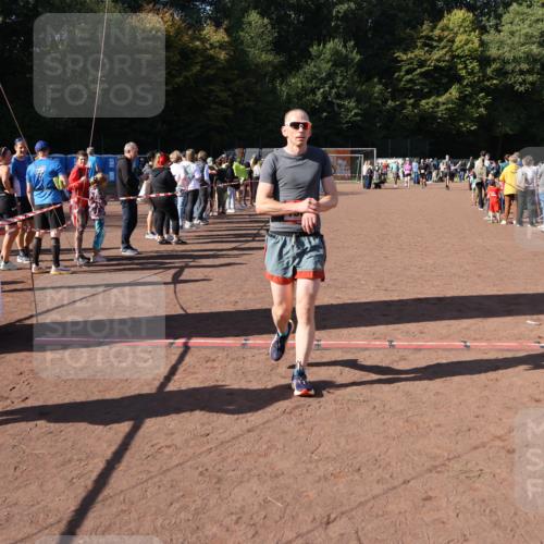 27.09.2026 - 35. Volkslauf durch das schöne Alstertal Strokosch-Dieckow http://msf.ph/oto/10584492 27.09.2026 11:51:37 Ziel 1499, 1500, 1507 meine-sportfotos.de