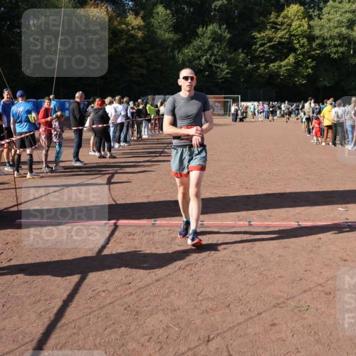 27.09.2026 - 35. Volkslauf durch das schöne Alstertal Strokosch-Dieckow http://msf.ph/oto/10584498 27.09.2026 11:51:37 Ziel 1499, 1500, 1507 meine-sportfotos.de
