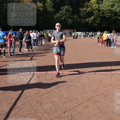 27.09.2026 - 35. Volkslauf durch das schöne Alstertal Strokosch-Dieckow http://msf.ph/oto/10584506 27.09.2026 11:51:37 Ziel 1499, 1500, 1507 meine-sportfotos.de