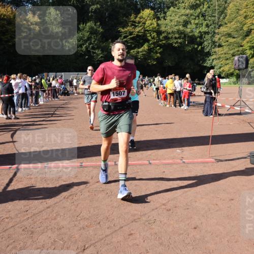 27.09.2026 - 35. Volkslauf durch das schöne Alstertal Strokosch-Dieckow http://msf.ph/oto/10584517 27.09.2026 11:51:35 Ziel 1486, 1499, 1500, 1507, 1519 meine-sportfotos.de