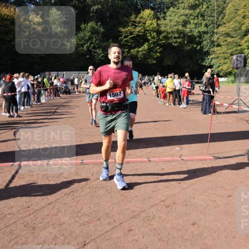 27.09.2026 - 35. Volkslauf durch das schöne Alstertal Strokosch-Dieckow http://msf.ph/oto/10584519 27.09.2026 11:51:35 Ziel 1486, 1499, 1500, 1507, 1519 meine-sportfotos.de