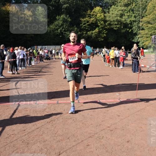 27.09.2026 - 35. Volkslauf durch das schöne Alstertal Strokosch-Dieckow http://msf.ph/oto/10584525 27.09.2026 11:51:35 Ziel 1486, 1499, 1500, 1507, 1519 meine-sportfotos.de