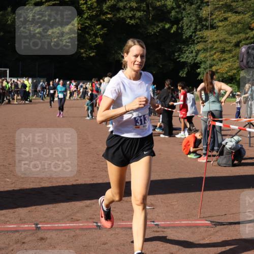 27.09.2026 - 35. Volkslauf durch das schöne Alstertal Strokosch-Dieckow http://msf.ph/oto/10584583 27.09.2026 11:35:32 Ziel 3131, 3303, 3416 meine-sportfotos.de