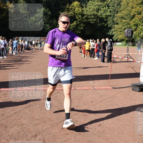 27.09.2026 - 35. Volkslauf durch das schöne Alstertal Strokosch-Dieckow http://msf.ph/oto/10584599 27.09.2026 11:51:24 Ziel 1129, 1486, 1492, 1496, 1519 meine-sportfotos.de
