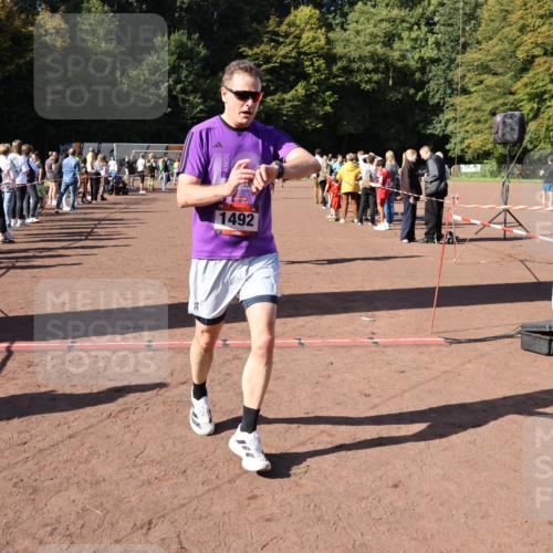 27.09.2026 - 35. Volkslauf durch das schöne Alstertal Strokosch-Dieckow http://msf.ph/oto/10584601 27.09.2026 11:51:24 Ziel 1129, 1486, 1492, 1496, 1519 meine-sportfotos.de