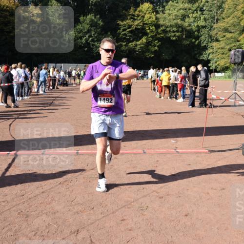 27.09.2026 - 35. Volkslauf durch das schöne Alstertal Strokosch-Dieckow http://msf.ph/oto/10584605 27.09.2026 11:51:24 Ziel 1129, 1486, 1492, 1496, 1519 meine-sportfotos.de