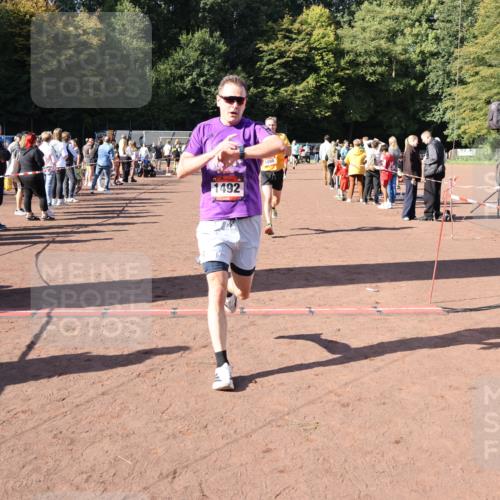 27.09.2026 - 35. Volkslauf durch das schöne Alstertal Strokosch-Dieckow http://msf.ph/oto/10584608 27.09.2026 11:51:24 Ziel 1129, 1486, 1492, 1496, 1519 meine-sportfotos.de