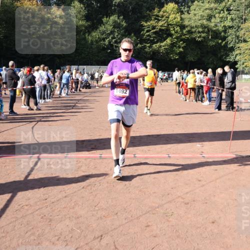 27.09.2026 - 35. Volkslauf durch das schöne Alstertal Strokosch-Dieckow http://msf.ph/oto/10584613 27.09.2026 11:51:24 Ziel 1129, 1486, 1492, 1496, 1519 meine-sportfotos.de