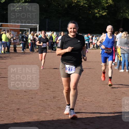 27.09.2026 - 35. Volkslauf durch das schöne Alstertal Strokosch-Dieckow http://msf.ph/oto/10584619 27.09.2026 11:35:25 Ziel 1429, 3131, 3271, 3303, 3349 meine-sportfotos.de