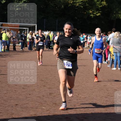 27.09.2026 - 35. Volkslauf durch das schöne Alstertal Strokosch-Dieckow http://msf.ph/oto/10584625 27.09.2026 11:35:25 Ziel 1429, 3131, 3271, 3303, 3349 meine-sportfotos.de