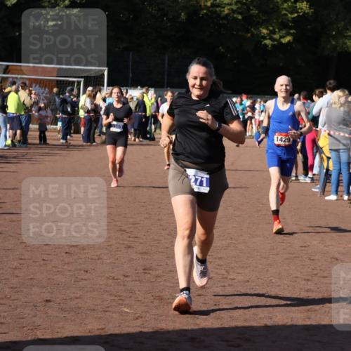 27.09.2026 - 35. Volkslauf durch das schöne Alstertal Strokosch-Dieckow http://msf.ph/oto/10584628 27.09.2026 11:35:25 Ziel 1429, 3131, 3271, 3303, 3349 meine-sportfotos.de