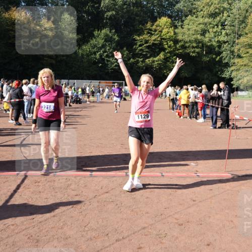 27.09.2026 - 35. Volkslauf durch das schöne Alstertal Strokosch-Dieckow http://msf.ph/oto/10584633 27.09.2026 11:51:20 Ziel 1129, 1492, 1496, 3023, 3218 meine-sportfotos.de