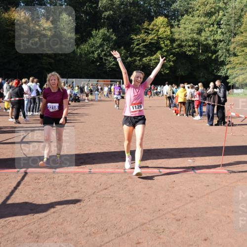 27.09.2026 - 35. Volkslauf durch das schöne Alstertal Strokosch-Dieckow http://msf.ph/oto/10584641 27.09.2026 11:51:20 Ziel 1129, 1492, 1496, 3023, 3218 meine-sportfotos.de