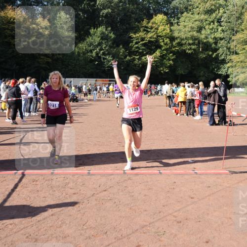 27.09.2026 - 35. Volkslauf durch das schöne Alstertal Strokosch-Dieckow http://msf.ph/oto/10584647 27.09.2026 11:51:20 Ziel 1129, 1492, 1496, 3023, 3218 meine-sportfotos.de