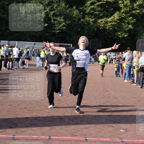 27.09.2026 - 35. Volkslauf durch das schöne Alstertal Strokosch-Dieckow http://msf.ph/oto/10584655 27.09.2026 11:35:13 Ziel 3079, 3080 meine-sportfotos.de