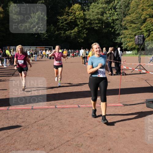 27.09.2026 - 35. Volkslauf durch das schöne Alstertal Strokosch-Dieckow http://msf.ph/oto/10584659 27.09.2026 11:51:19 Ziel 1129, 1492, 1496, 3023, 3218 meine-sportfotos.de