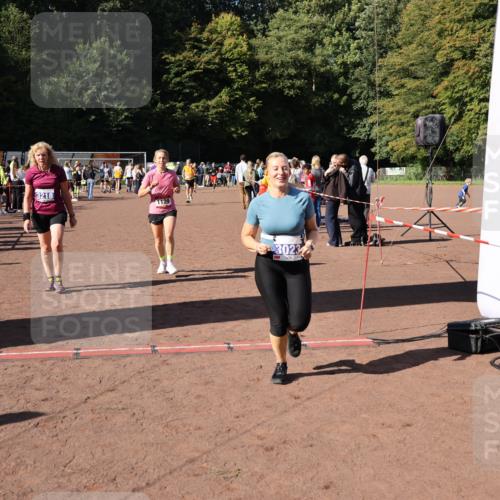 27.09.2026 - 35. Volkslauf durch das schöne Alstertal Strokosch-Dieckow http://msf.ph/oto/10584663 27.09.2026 11:51:19 Ziel 1129, 1492, 1496, 3023, 3218 meine-sportfotos.de