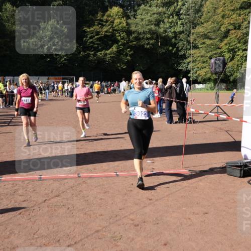 27.09.2026 - 35. Volkslauf durch das schöne Alstertal Strokosch-Dieckow http://msf.ph/oto/10584666 27.09.2026 11:51:18 Ziel 1129, 1492, 1496, 3023, 3218 meine-sportfotos.de