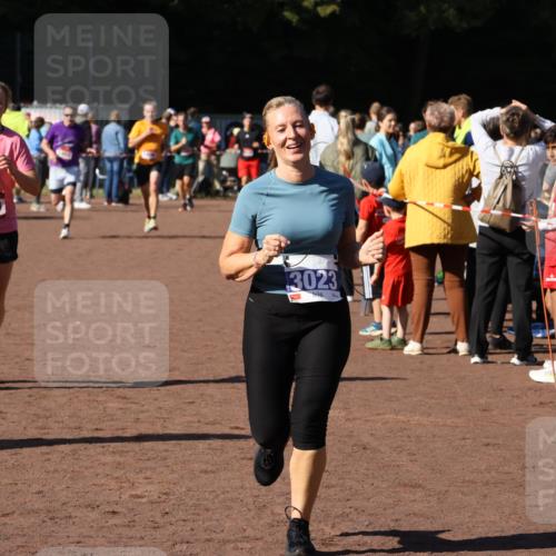 27.09.2026 - 35. Volkslauf durch das schöne Alstertal Strokosch-Dieckow http://msf.ph/oto/10584673 27.09.2026 11:51:17 Ziel 1129, 1492, 1496, 3023, 3218 meine-sportfotos.de