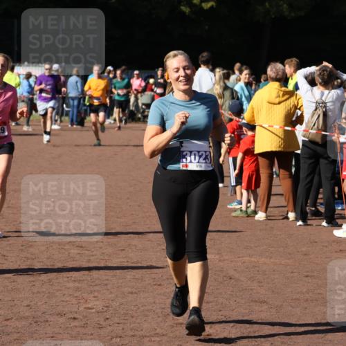 27.09.2026 - 35. Volkslauf durch das schöne Alstertal Strokosch-Dieckow http://msf.ph/oto/10584676 27.09.2026 11:51:17 Ziel 1129, 1492, 1496, 3023, 3218 meine-sportfotos.de