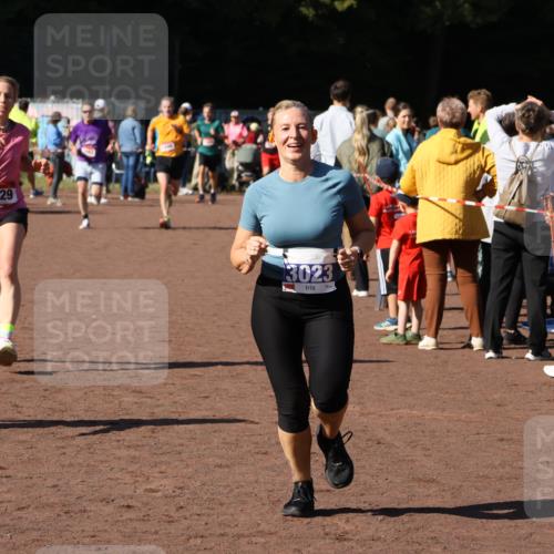 27.09.2026 - 35. Volkslauf durch das schöne Alstertal Strokosch-Dieckow http://msf.ph/oto/10584680 27.09.2026 11:51:17 Ziel 1129, 1492, 1496, 3023, 3218 meine-sportfotos.de
