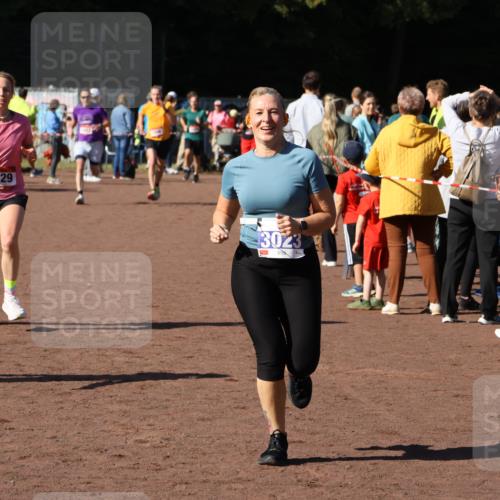 27.09.2026 - 35. Volkslauf durch das schöne Alstertal Strokosch-Dieckow http://msf.ph/oto/10584682 27.09.2026 11:51:16 Ziel 1129, 1492, 3023, 3218 meine-sportfotos.de