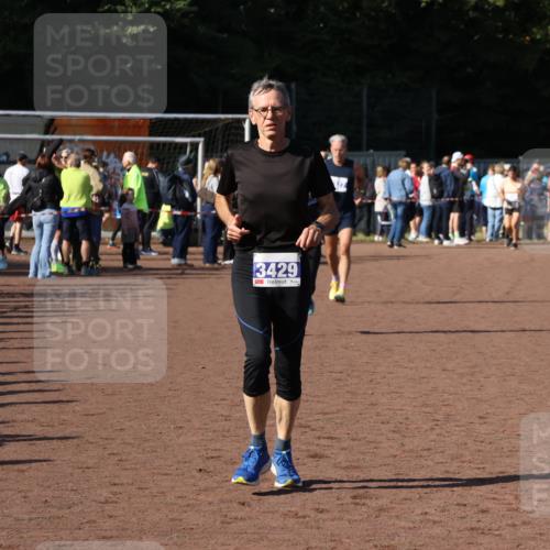 27.09.2026 - 35. Volkslauf durch das schöne Alstertal Strokosch-Dieckow http://msf.ph/oto/10584773 27.09.2026 11:34:33 Ziel 3127, 3359, 3429 meine-sportfotos.de