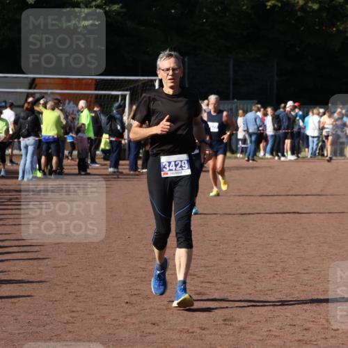 27.09.2026 - 35. Volkslauf durch das schöne Alstertal Strokosch-Dieckow http://msf.ph/oto/10584778 27.09.2026 11:34:33 Ziel 3127, 3359, 3429 meine-sportfotos.de