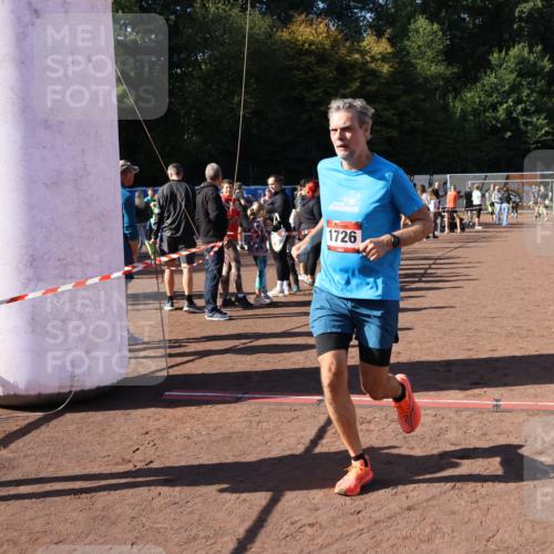 27.09.2026 - 35. Volkslauf durch das schöne Alstertal Strokosch-Dieckow http://msf.ph/oto/10584802 27.09.2026 11:50:33 Ziel 1468, 1726 meine-sportfotos.de