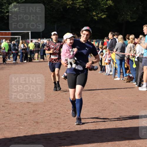 27.09.2026 - 35. Volkslauf durch das schöne Alstertal Strokosch-Dieckow http://msf.ph/oto/10584818 27.09.2026 11:34:17 Ziel 1427, 3085, 3086 meine-sportfotos.de