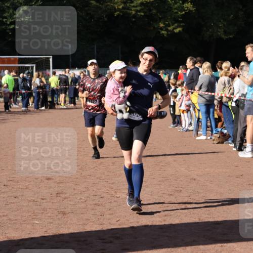 27.09.2026 - 35. Volkslauf durch das schöne Alstertal Strokosch-Dieckow http://msf.ph/oto/10584819 27.09.2026 11:34:17 Ziel 1427, 3085, 3086 meine-sportfotos.de