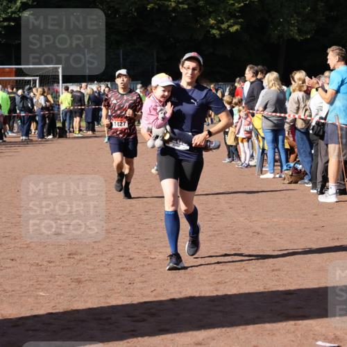 27.09.2026 - 35. Volkslauf durch das schöne Alstertal Strokosch-Dieckow http://msf.ph/oto/10584825 27.09.2026 11:34:16 Ziel 1427, 3085, 3086, 3953 meine-sportfotos.de