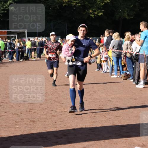 27.09.2026 - 35. Volkslauf durch das schöne Alstertal Strokosch-Dieckow http://msf.ph/oto/10584827 27.09.2026 11:34:16 Ziel 1427, 3085, 3086, 3953 meine-sportfotos.de