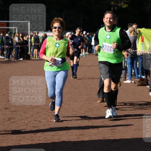 27.09.2026 - 35. Volkslauf durch das schöne Alstertal Strokosch-Dieckow http://msf.ph/oto/10584848 27.09.2026 11:34:11 Ziel 1427, 3085, 3086, 3953 meine-sportfotos.de
