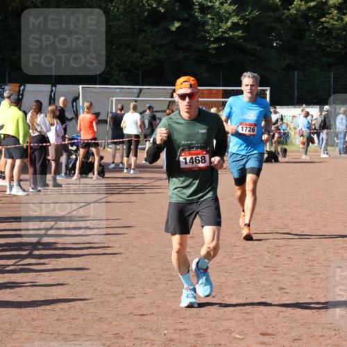 27.09.2026 - 35. Volkslauf durch das schöne Alstertal Strokosch-Dieckow http://msf.ph/oto/10584849 27.09.2026 11:50:29 Ziel 1468, 1726 meine-sportfotos.de