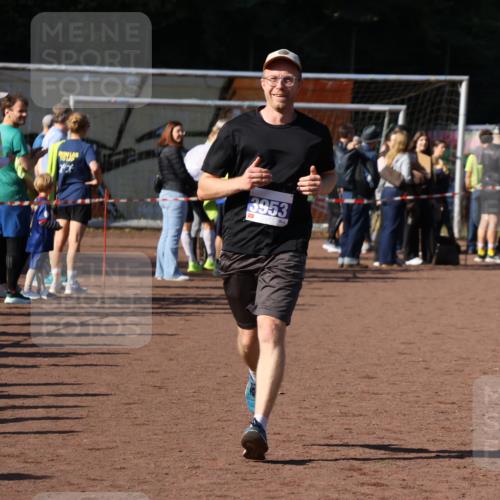 27.09.2026 - 35. Volkslauf durch das schöne Alstertal Strokosch-Dieckow http://msf.ph/oto/10584856 27.09.2026 11:34:10 Ziel 3085, 3086, 3953 meine-sportfotos.de