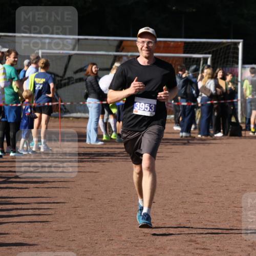 27.09.2026 - 35. Volkslauf durch das schöne Alstertal Strokosch-Dieckow http://msf.ph/oto/10584857 27.09.2026 11:34:10 Ziel 3085, 3086, 3953 meine-sportfotos.de