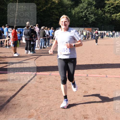 27.09.2026 - 35. Volkslauf durch das schöne Alstertal Strokosch-Dieckow http://msf.ph/oto/10584880 27.09.2026 11:33:46 Ziel 3158, 3178, 3982 meine-sportfotos.de