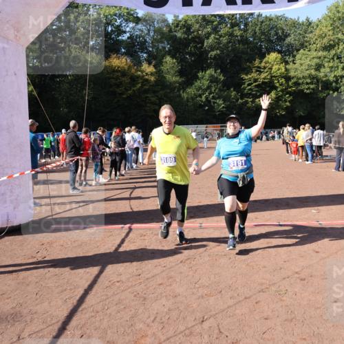 27.09.2026 - 35. Volkslauf durch das schöne Alstertal Strokosch-Dieckow http://msf.ph/oto/10584881 27.09.2026 11:50:24 Ziel 1468, 1726, 3189, 3191 meine-sportfotos.de