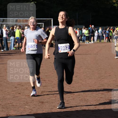 27.09.2026 - 35. Volkslauf durch das schöne Alstertal Strokosch-Dieckow http://msf.ph/oto/10584886 27.09.2026 11:33:43 Ziel 1419, 3158, 3178, 3982 meine-sportfotos.de