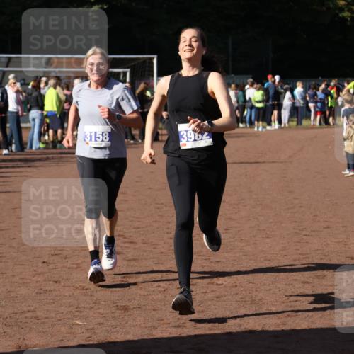 27.09.2026 - 35. Volkslauf durch das schöne Alstertal Strokosch-Dieckow http://msf.ph/oto/10584887 27.09.2026 11:33:43 Ziel 1419, 3158, 3178, 3982 meine-sportfotos.de