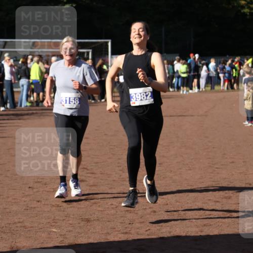 27.09.2026 - 35. Volkslauf durch das schöne Alstertal Strokosch-Dieckow http://msf.ph/oto/10584889 27.09.2026 11:33:43 Ziel 1419, 3158, 3178, 3982 meine-sportfotos.de
