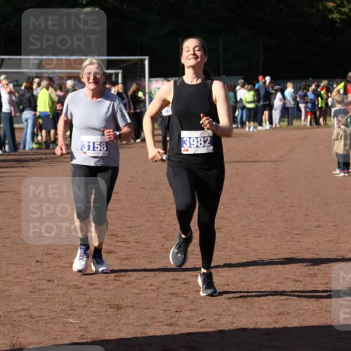 27.09.2026 - 35. Volkslauf durch das schöne Alstertal Strokosch-Dieckow http://msf.ph/oto/10584890 27.09.2026 11:33:43 Ziel 1419, 3158, 3178, 3982 meine-sportfotos.de