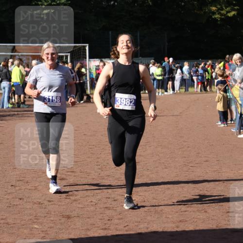 27.09.2026 - 35. Volkslauf durch das schöne Alstertal Strokosch-Dieckow http://msf.ph/oto/10584894 27.09.2026 11:33:43 Ziel 1419, 3158, 3178, 3982 meine-sportfotos.de