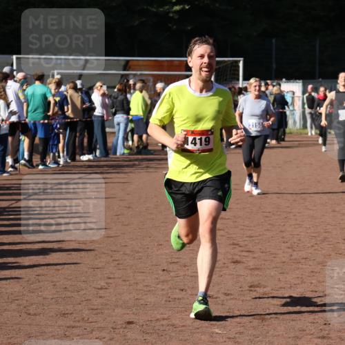 27.09.2026 - 35. Volkslauf durch das schöne Alstertal Strokosch-Dieckow http://msf.ph/oto/10584909 27.09.2026 11:33:39 Ziel 1419, 3158, 3982 meine-sportfotos.de