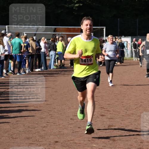 27.09.2026 - 35. Volkslauf durch das schöne Alstertal Strokosch-Dieckow http://msf.ph/oto/10584911 27.09.2026 11:33:39 Ziel 1419, 3158, 3982 meine-sportfotos.de