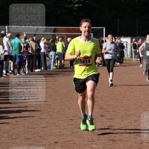 27.09.2026 - 35. Volkslauf durch das schöne Alstertal Strokosch-Dieckow http://msf.ph/oto/10584912 27.09.2026 11:33:39 Ziel 1419, 3158, 3982 meine-sportfotos.de