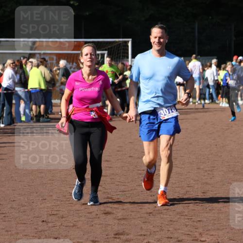 27.09.2026 - 35. Volkslauf durch das schöne Alstertal Strokosch-Dieckow http://msf.ph/oto/10584952 27.09.2026 11:33:14 Ziel 3077, 3078 meine-sportfotos.de